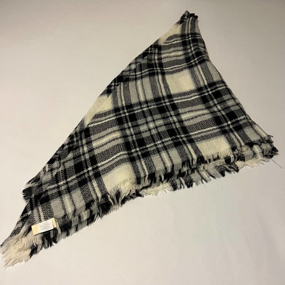 5/ $25  𝅺MODCLOTH Black White Plaid Blanket Scarf 55” x 55”